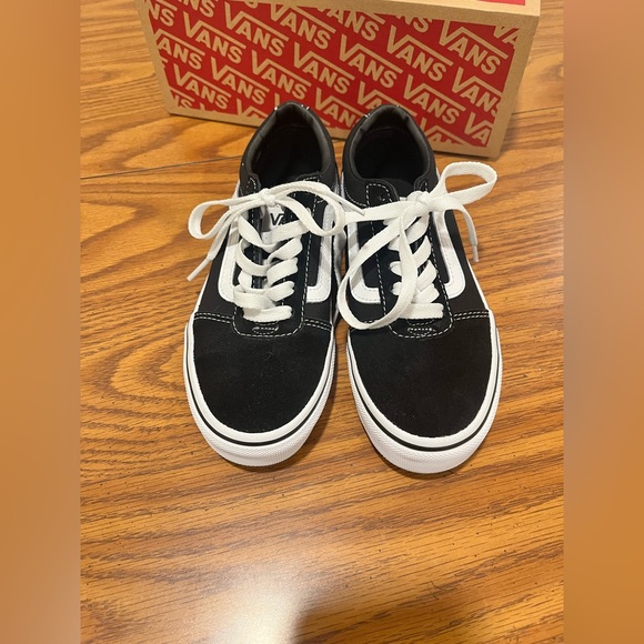 VANS BRAND NEW Youth Size 1 - Picture 2 of 7